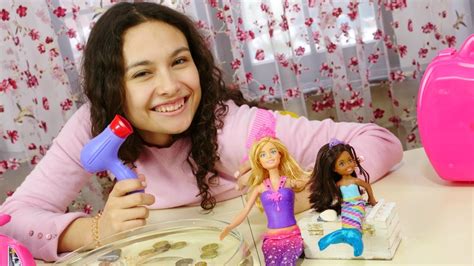 ¡barbie sirena ha conocido a un tritón majísimo! Hacemos un mar para Barbie y Sirena. Juegos de juguetes para niñas. - YouTube