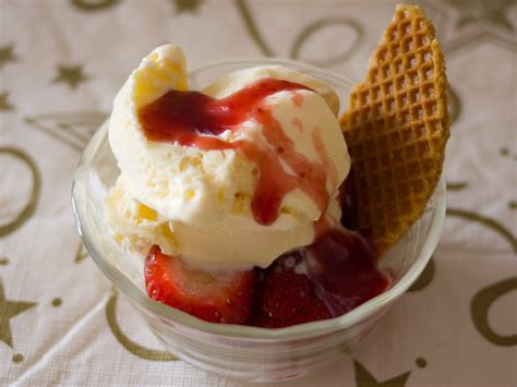 Vanilla Ice Cream Strawberries Strawberry Sauce And Half Flickr