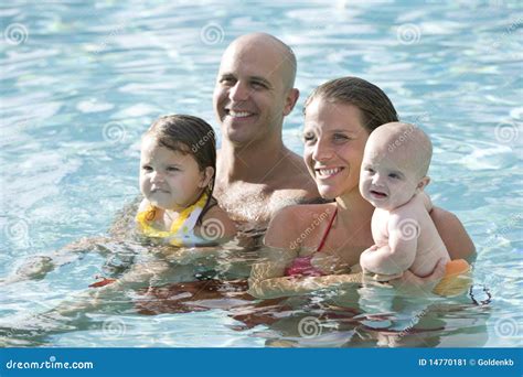 familie mit schätzchen und kleinkind im swimmingpool stockbild bild von tragen mann 14770181