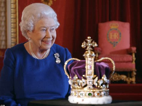 La reina isabel ii de inglaterra y el príncipe felipe, duque de edimburgo, saludaron a sus seguidores desde el balcón del palacio de buckingham la coronación de isabel ii fue transmitida por televisión para todo el mundo, un hecho innovador en la historia de las coronaciones de la familia real británica. Isabel II recupera la corona de San Eduardo 65 años ...
