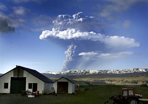 Pictures Iceland Volcano Spews Ash Sparks Lightning