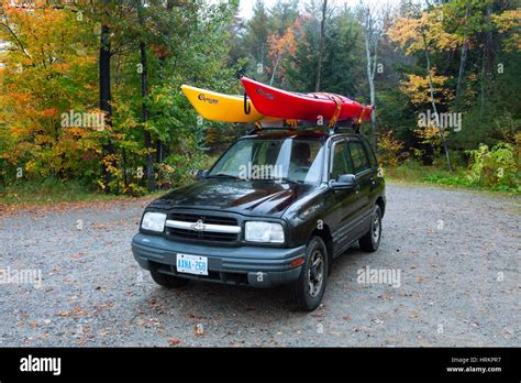 Dos Kayaks Montada En El Techo De Un Suv Chevrolet Tracker En Otoño