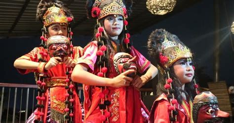 Indonesia adalah bangsa yang terdiri beberapa suku, bahasa, dan ribuan pulau dengan beragam kebudayaan, termasuk musik. aneka tari tradisional Indonesia: Jenis tari anjasmara
