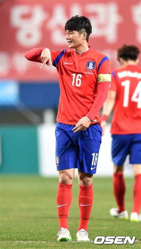 Born 24 january 1989) is a south korean professional footballer who currently plays as a central midfielder for premier league club swansea city, and serves as captain of the south korean national team. 무거웠던 기성용, 피로 인정하면서도 웃음 여유 - 조선닷컴 ...