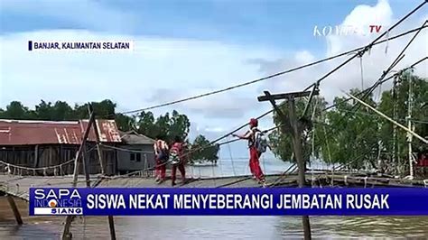 Kondisi Jembatan Gantung Rusak Parah Siswa Sd Di Banjarmasin Nekat Seberangi Sungai Untuk