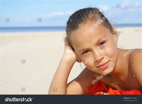 Preteen Girl On Beach Foto Stock Shutterstock