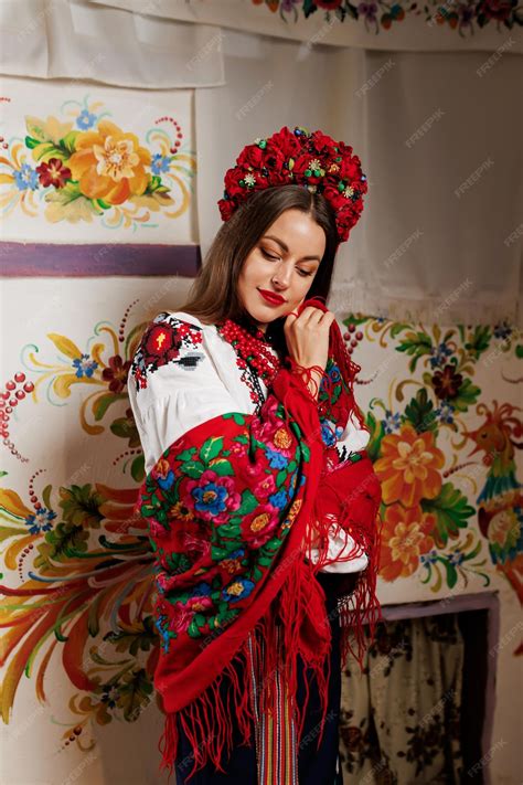 Femme Ukrainienne En Vêtements Ethniques Traditionnels Et Couronne Rouge Florale Sur Fond De