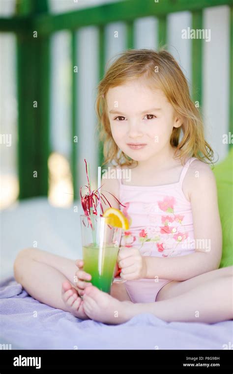 Süße Kleine Mädchen Im Badeanzug Trinken Cocktail Stockfotografie Alamy