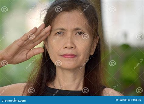 Lteres Filipina Female Senior Saluting Stockfoto Bild Von Zur Ckgezogen Filipino