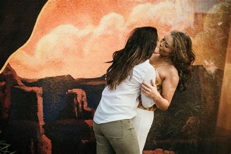 Lesbisches bild küssen Neue Porno Videos