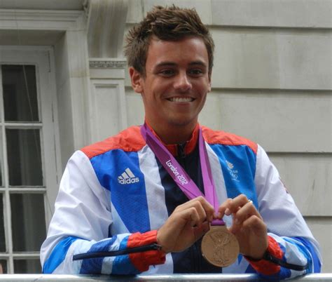 Tom daley shows off his finished cardigan after delighting fans by knitting in the stands at the olympics. Файл:Tom Daley at the Olympic Victory Parade.JPG — Вікіпедія
