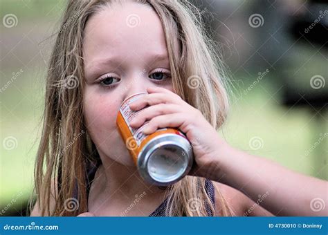 Het Drinken Van Het Meisje Soda Stock Foto Image Of Afkoelen Nieren