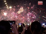 大批市民維港兩岸觀賞國慶煙花匯演 - 新浪香港