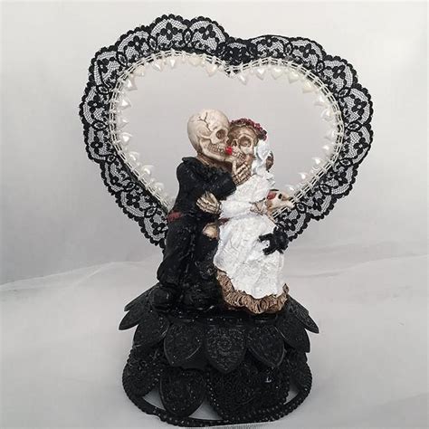 Halloween Bride And Groom Wedding Cake Topper With Heart Halloween Wedding Cakes Wedding Cake