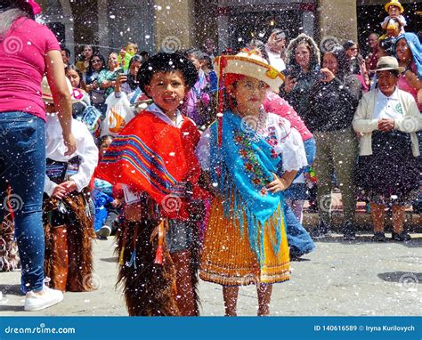Niños Vestidos En Trajes Típicos Del Baile De Ecuador En El Desfile Imagen De Archivo Editorial