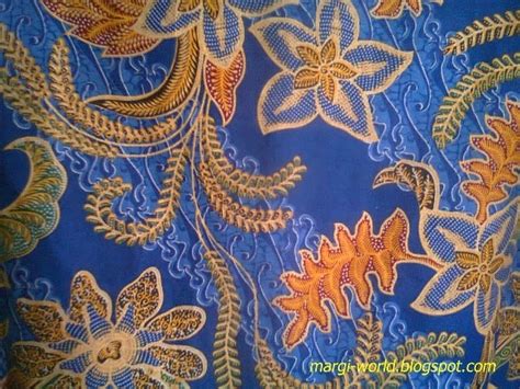 Motif bunga yang begitu cerah pastinya akan membuat kamu terlihat. Contoh gambar aneka desain batik yang mempesona