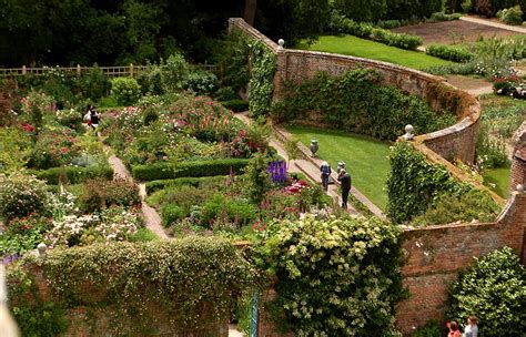 Sissinghurst castle garden ist nicht ohne grunde einer der bekanntesten gärten englands. Sissinghurst Teil 1: | Das Reh im Garten - Gartenblog