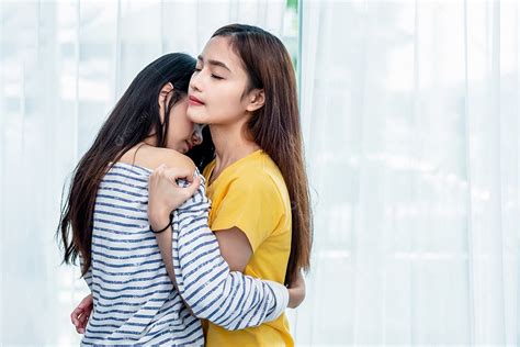 Duas Mulheres Lésbicas Asiáticas Olhando Juntas No Quarto Download