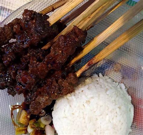 Rebus daging sapi dengan 1,5 liter air dan jahe yang digeprek hingga matang, angkat daging lalu tumis bumbu halus dengan sedikit minyak, tambahkan daun jeruk dan serai lalu masak hingga terakhir masukkan irisan tomat dan kecap manis kemudian masak sampai kuah mengental dan. Sate Daging Sapi Bumbu Kacang