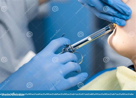 El Dentista Inyecta La Jeringuilla De La Anestesia De Los Dientes