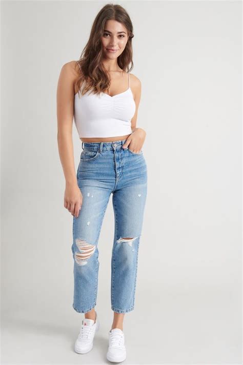 45 Best Ripped Jeans Outfits To Flaunt While Hitting The Road Looks