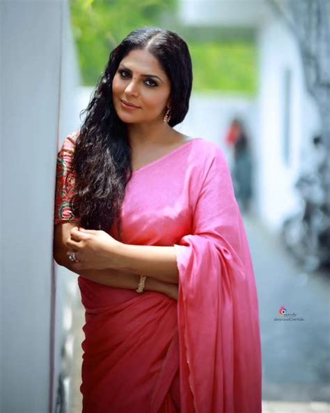 Gorgeous Mallu Aunty Asha Sarath Looks Cute In Saree Photoshoot