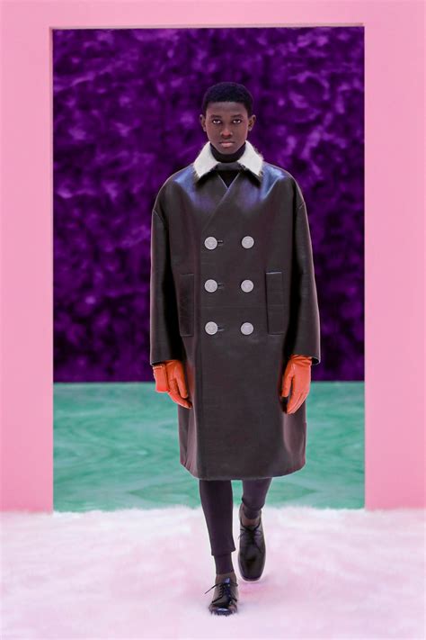 Raf Simons加入prada首個男裝展，談一場屬於個人情感意志的系列｜fall 2021 Menswear Vogue Hong Kong