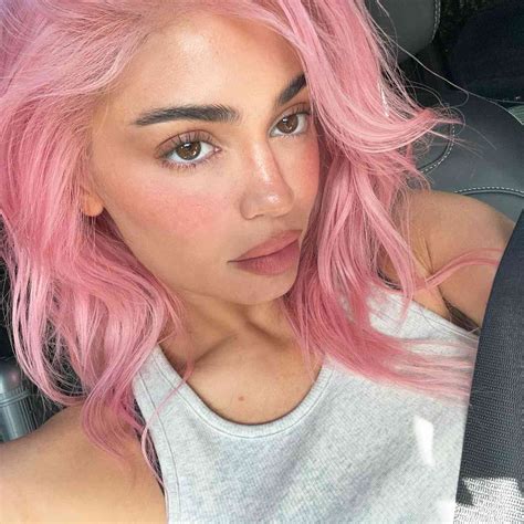 Kylie Jenner Brings Back Pink Hair In New Selfies See The Look