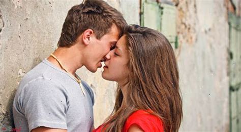 Hur Man Kyssa Din Pojkvän För Första Gången Wka