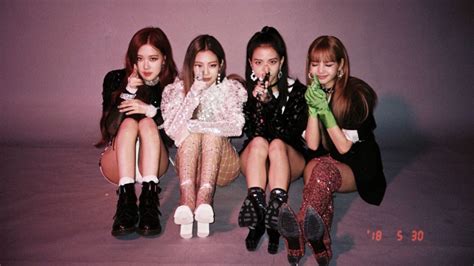 Ddu du ddu du gerçekten duyduğum en güzel şarkı ve dinlemesi güzel bir şarkı tavsiye ederim özellikle jennie nin rap kısmı çok güzel mutlaka dinlemelisiniz. BLACKPINK〈DDU-DU DDU-DU〉MV 點閱數破兩億!刷新韓團最快成績 - KSD 韓星網 (KPOP)