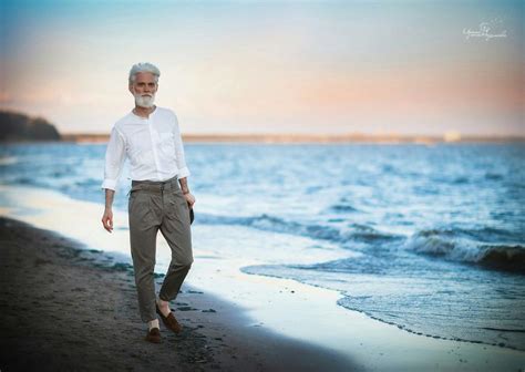 Russian Photographer Captures Beautiful Elderly Couple To Show That