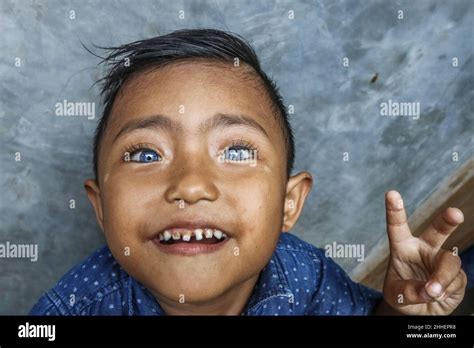 Niño Con Ojos Azules Fotografías E Imágenes De Alta Resolución Alamy
