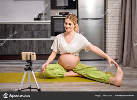 Pretty Blonde Caucasian Pregnant Woman Do Yoga Exercises Menonton Video