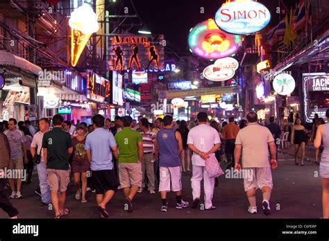 Stadt Pattaya Walking Street In Der Nacht Viele Leuchtreklamen Banner Für Prostitution