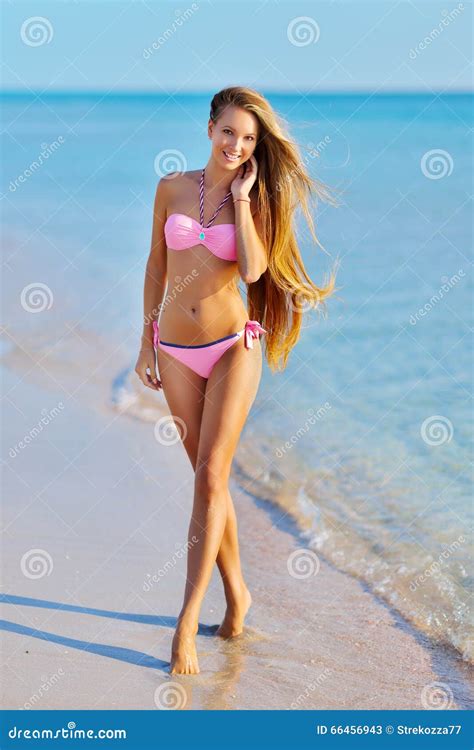 Schönheit Im Sexy Bikini Der Auf Sommerstrand Sich Entspannt Stockbild