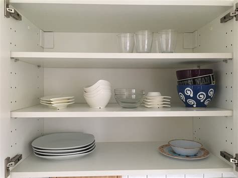 Was kann ich tun, um den geruch loszuwerden? Küchenschränke organisieren: Geschirr - Die Hausmutter