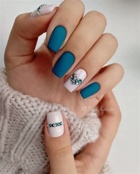 El papel pintado que proponemos hoy nos enamoró la primera vez que lo vimos y nos sigue convenciendo. Unhas decoradas | Uñas azules decoradas, Manicura de uñas ...