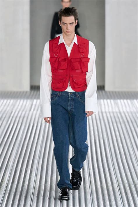 Raf Simons 與 Miuccia Prada 共同打造 Prada 2024 最新男裝系列大秀 《fluid Form
