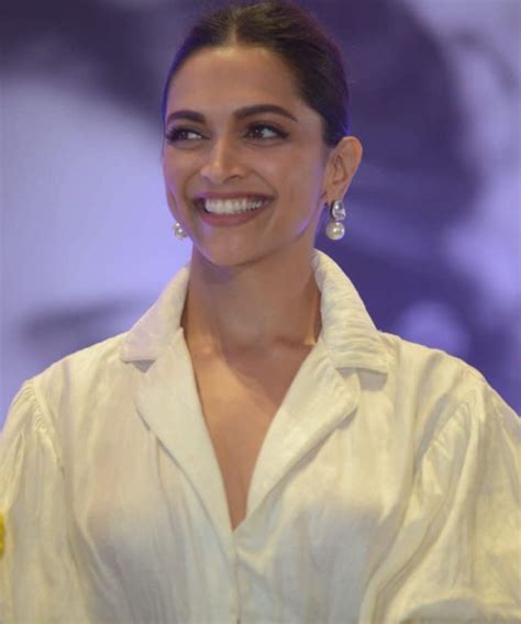 Deepika Padukone Looks Just Right In Classic White Page Funistan Com