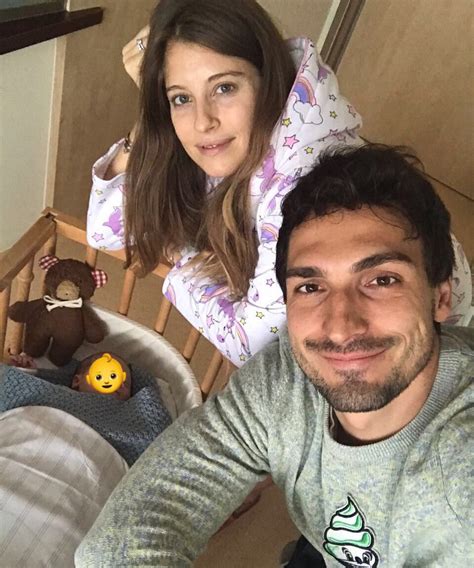 Latest on borussia dortmund defender mats hummels including news, stats, videos, highlights and more on espn. Baby-News Cathy und Mats Hummels: Baby da