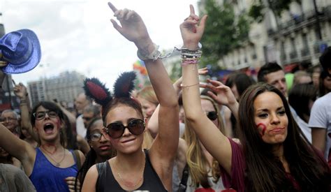 Gay Pride La Marche Des Fiertés Lesbiennes Gays Bi Et Trans A