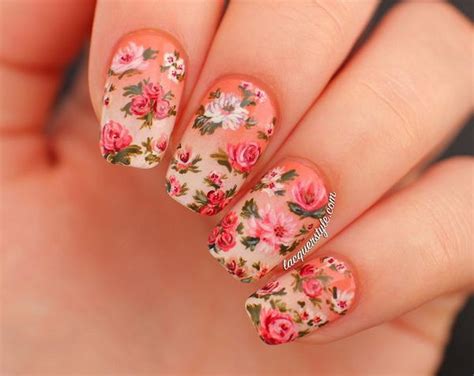 You can do a single flower as a feature, or create an entire garden across your nails. 30 Pretty Flower Nail Designs - Hative