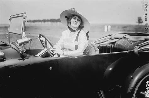무료 이미지 사람 검정색과 흰색 여자 도로 포도 수확 운전 뉴욕 단색화 레이디 빈티지 자동차 행복 조타