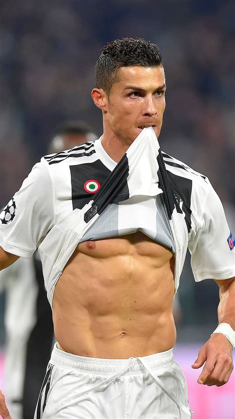 Cr7 Showing His Six Pack Abs Cr7 Sports Football Juventus Athlete