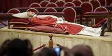 Abschied von Papst Benedikt XVI.: Aufbahrung im Petersdom