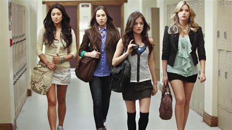 Watch How To Dress Like The Pretty Little Liars According To Their