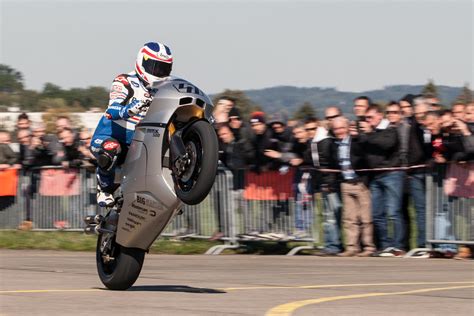 Every may and june the isle of man, a tiny country between england and ireland, turns into motorcycle nirvana as the world's greatest road racers gather to test for over 100 years the mountain's siren call has drawn fans and riders to experience the unique atmosphere of the isle of man tt festival. Suter MMX 500 Will Race at Isle of Man TT - Asphalt & Rubber