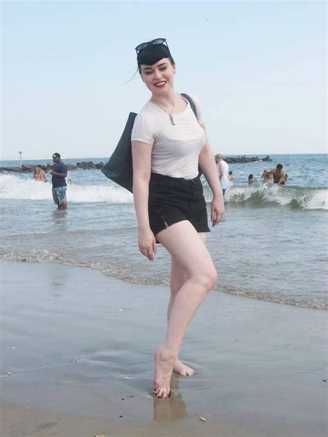 6 things only goth girls who go to the beach will understand