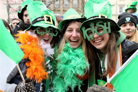 Why Do We Wear Green On St Patricks Day The Tradition Explained