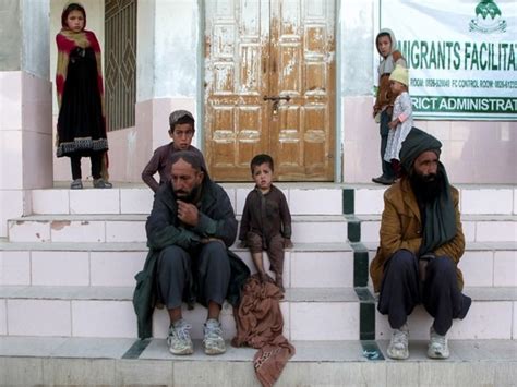 activists in pakistan urge calling off forced deportation of afghan refugees